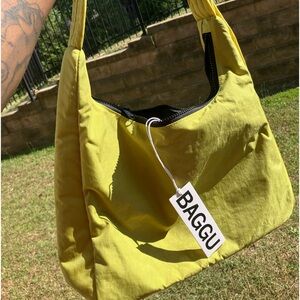 BAGGU Nylon Shoulder Bag in Lemongrass (Regular Size)